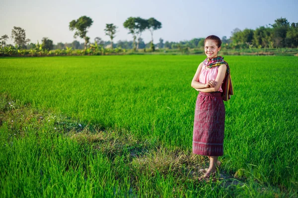 Beautiful farmer woman in rice field — Stock Photo, Image