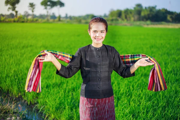 Hermosa campesina en el campo de arroz —  Fotos de Stock