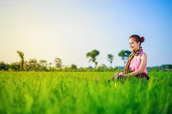 Szép farmer nő ül a rizs iktatott, Thaiföld — Stock Fotó