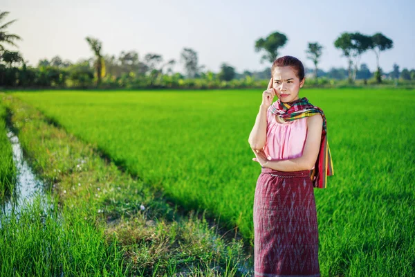 Szép farmer nő gondolkodás rizs mező — Stock Fotó