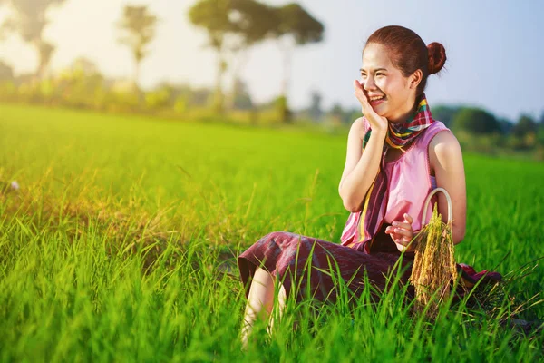Glada bonden kvinna sitter i ris arkiverat, Thailand — Stockfoto