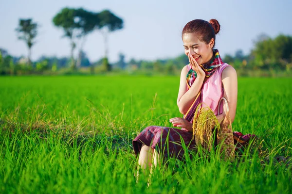 Gelukkig boer vrouw zitten in de sector rijst geplaatst, Thailand — Stockfoto