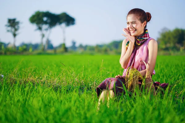 Gelukkig boer vrouw zitten in de sector rijst geplaatst, Thailand — Stockfoto