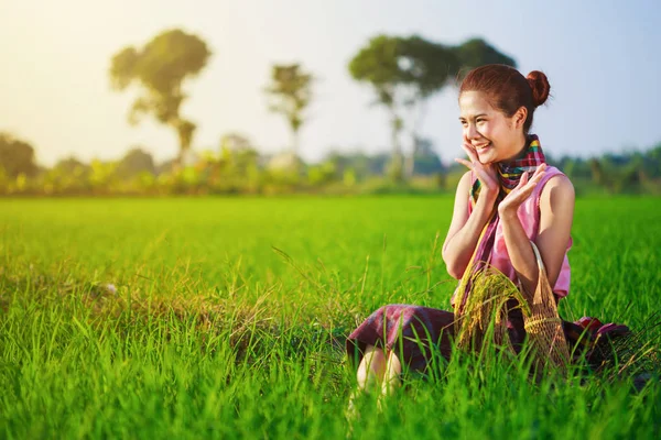 Šťastný, farmář ženu sedící v rýži podané, Thajsko — Stock fotografie
