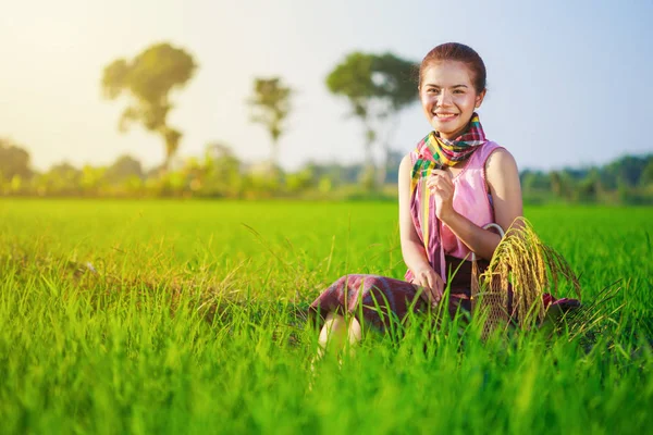 Beautiful farmer woman sitting in rice filed, Thailand — Stock Photo, Image