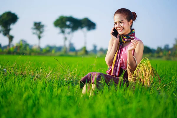 农夫妇女在稻田里呼唤手机 — 图库照片