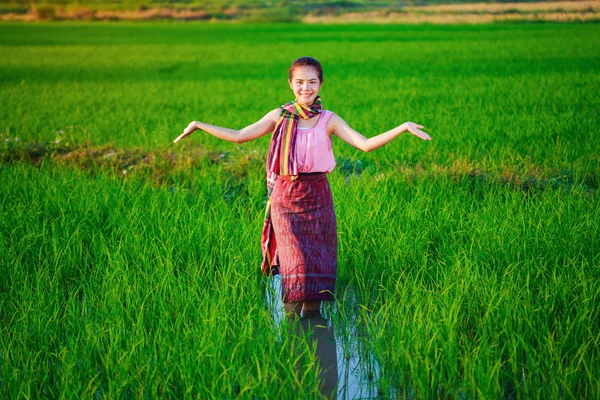 Krásný farmář žena v zeleném rýži podané — Stock fotografie
