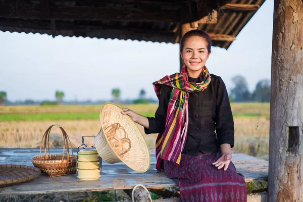 Farmář žena sedí v chatě na rýžové pole — Stock fotografie