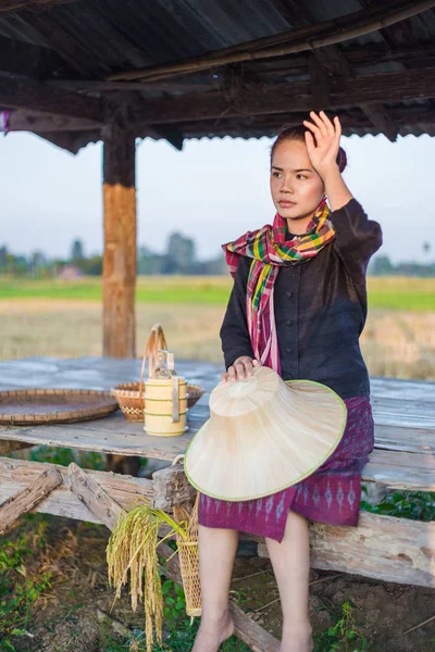 Campesina sentada en casa de campo y su cansado —  Fotos de Stock