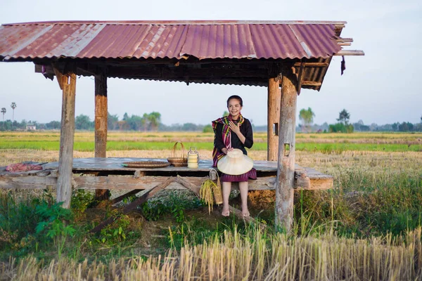 农夫妇女坐在小屋在稻田 — 图库照片