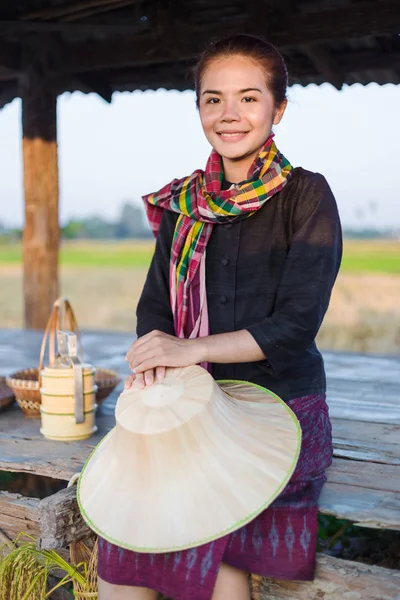 Contadina seduta in cottage al campo di riso — Foto Stock