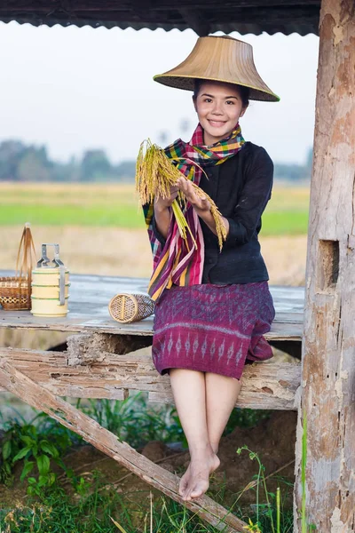 农夫妇女拿着米和坐在小屋在稻田 — 图库照片