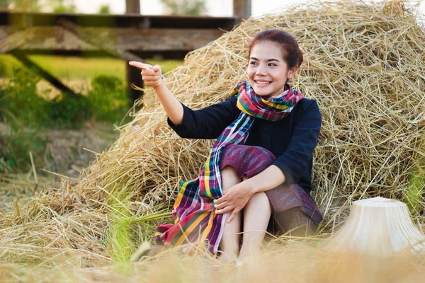 Campesina descansando con la paja en el campo —  Fotos de Stock