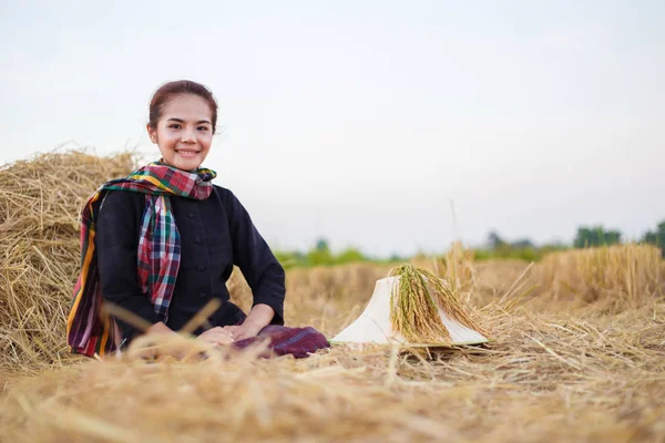 Farmer woman resting with the straw in field — Stock Photo, Image