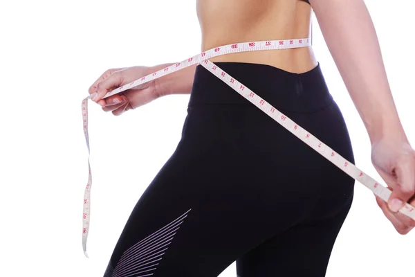 Close up mulher medir a cintura com fita isolante em branco — Fotografia de Stock