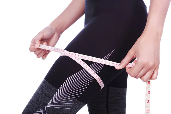 Cerca de la mujer está midiendo su muslo con cinta métrica aislada —  Fotos de Stock