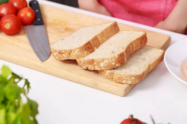 Нарізаний хліб, приготуйтеся до приготування бутерброду — стокове фото