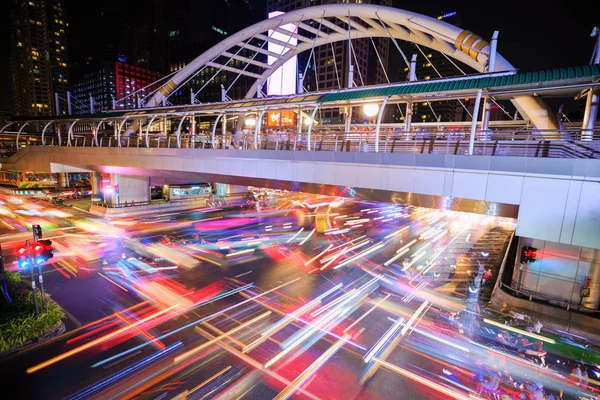Öffentlicher Himmelsspaziergang und Verkehr am Chong Nonsi Sky Bahnhof am — Stockfoto