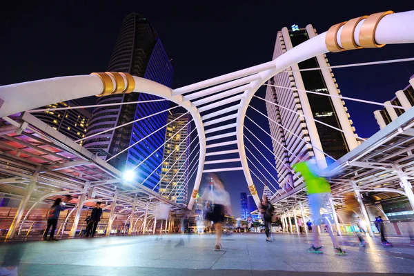 Bangkok Tailândia Novembro 2017 Pessoas Andando Chong Nonsi Skywalk Noite — Fotografia de Stock