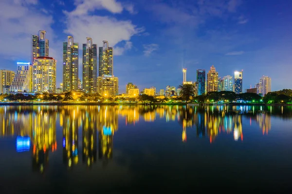 Vue de la nuit de la ville au parc Benjakitti, Bangkok, Thaïlande — Photo