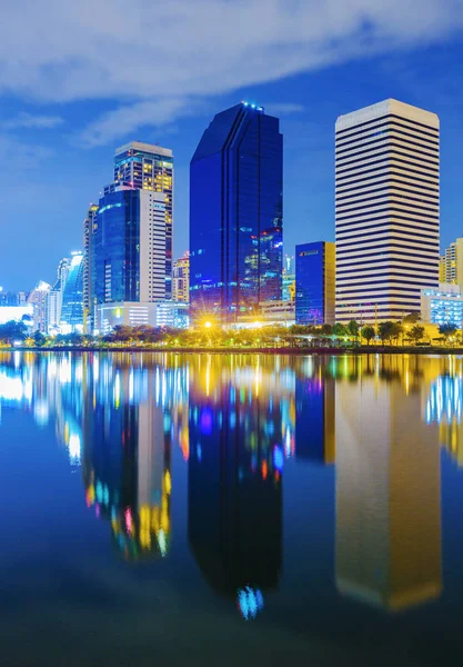 Cidade vista noturna no Benjakitti Park, Bangkok, Tailândia — Fotografia de Stock