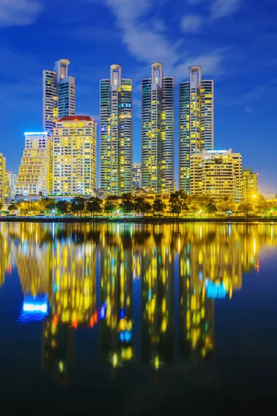 City night view at Benjakitti Park, Bangkok, Thailand — Stock Photo, Image