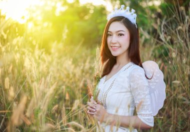 bir çim alan güneş ışığı ile melek kadın