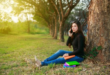 kadın parkta cep telefonunda söz