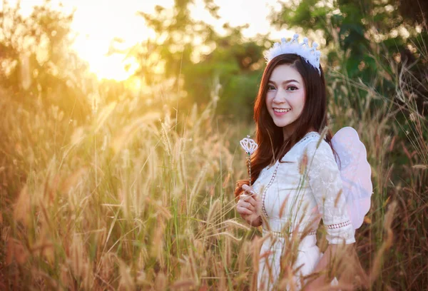 Anioł woman w pole trawa z światło słoneczne — Zdjęcie stockowe
