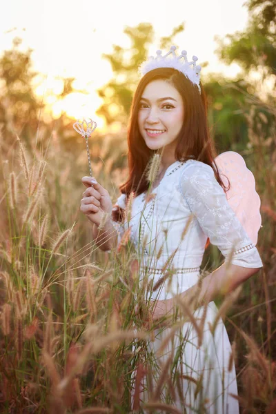 Anioł woman w pole trawa z światło słoneczne — Zdjęcie stockowe