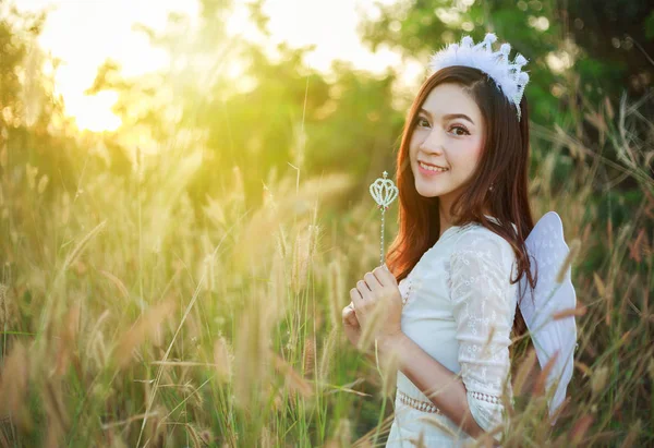 Malaikat wanita di lapangan rumput dengan sinar matahari — Stok Foto