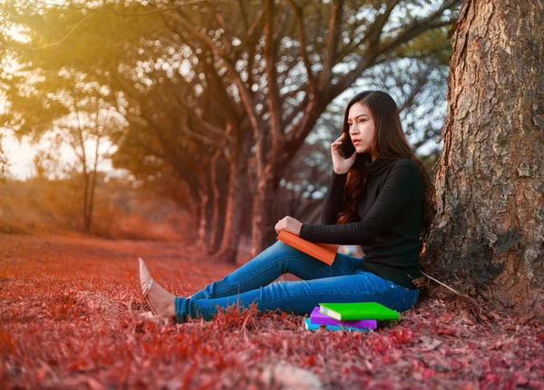 Mujer joven en situación de estrés cuando se habla en el teléfono móvil en —  Fotos de Stock