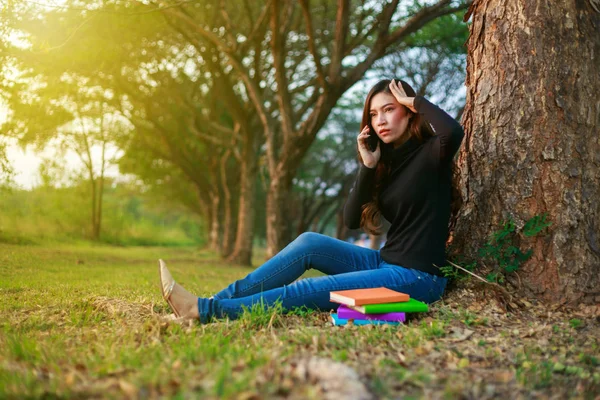 Ung kvinna i stressituation när man pratar i mobiltelefon i — Stockfoto