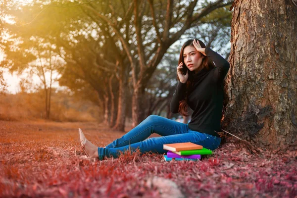 Ung kvinna i stressituation när man pratar i mobiltelefon i — Stockfoto