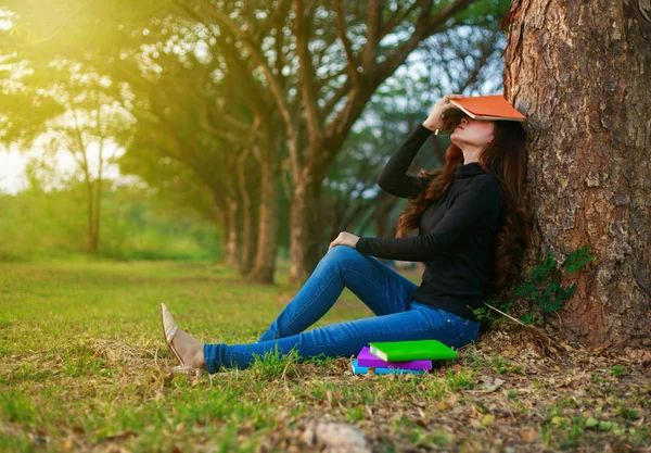 Ung kvinna i stressituation när man läser en bok i parken — Stockfoto