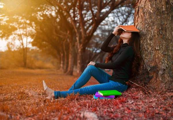 Young woman in stress situation when reading a book in park — Stock Photo, Image