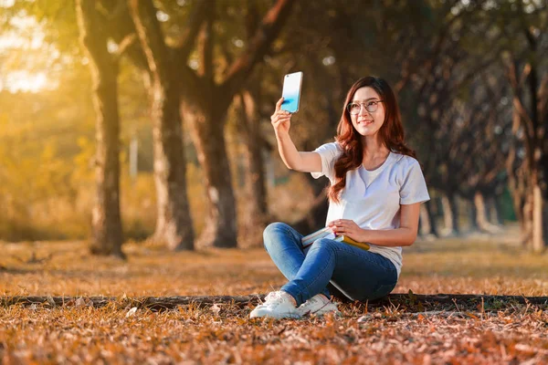 Frau benutzte Handy im Park — Stockfoto