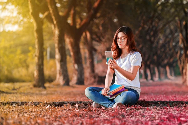Woman using moblie phone in park — Stock Photo, Image