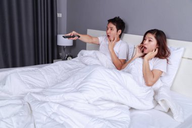 izlerken kaç film tv uzaktan kumanda ile yatağa korkuyor.