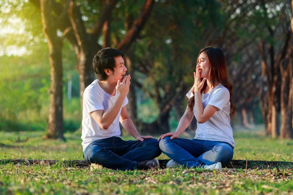 Young couple talking and laghing in park — Stock Photo, Image