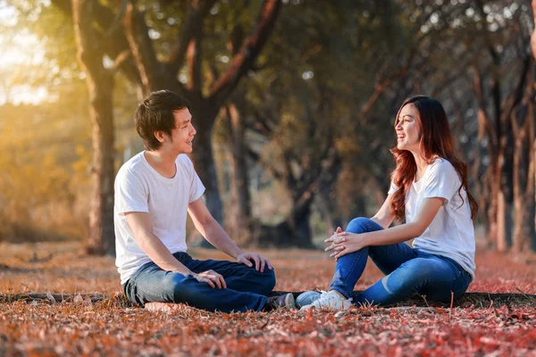 Young Couple Talking Laghing Park — Stock Photo, Image