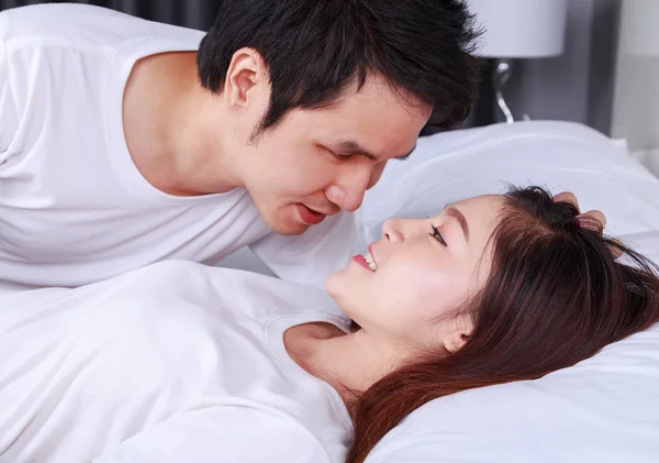 Beau couple couché dans un lit et regardant vers l'autre (yeux à — Photo