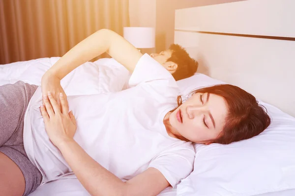 Dolor de estómago de la mujer en la cama con su hunsband — Foto de Stock