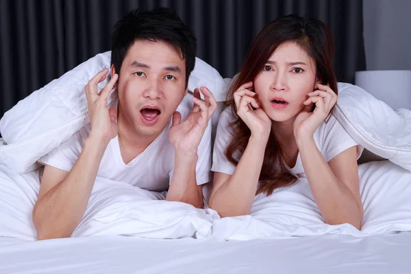 Pasangan menonton film ketakutan di tempat tidur di kamar tidur — Stok Foto