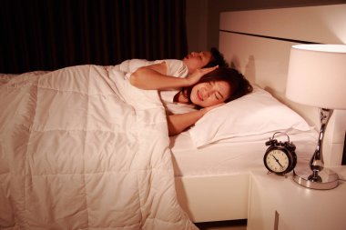 rahatsız eşi gürültü, horlama kocası onu kulaklarından engelleme 