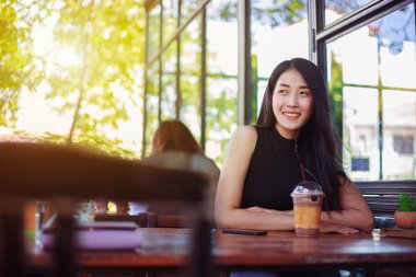 kadın buz kafede çikolata ile