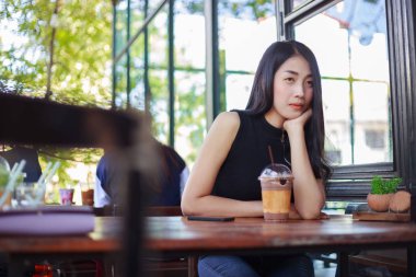 kadın buz kafede çikolata ile