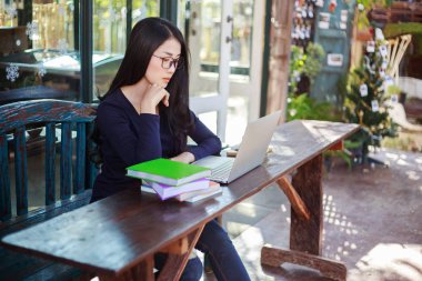 kafede dizüstü bilgisayar ile çalışan kadın