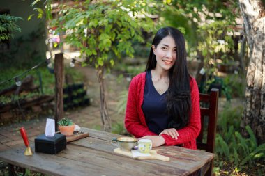 kahve Bahçe ile güzel bir kadın portresi