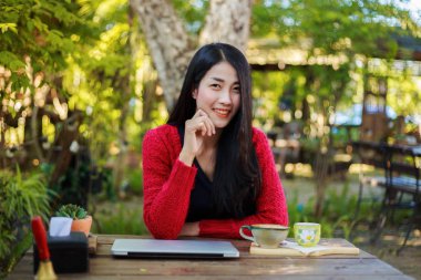 dizüstü bilgisayar ve kahve bahçede kadın portresi